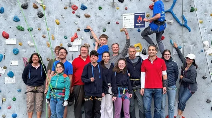 Gruppenfoto vor der Kletterwand  | © Club Kempten-Residenz 