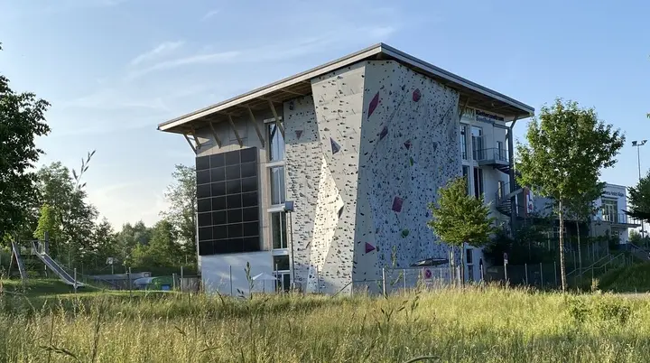 Kletterhalle Außenansicht mit Wiese | © DAV Allgäu-Immenstadt