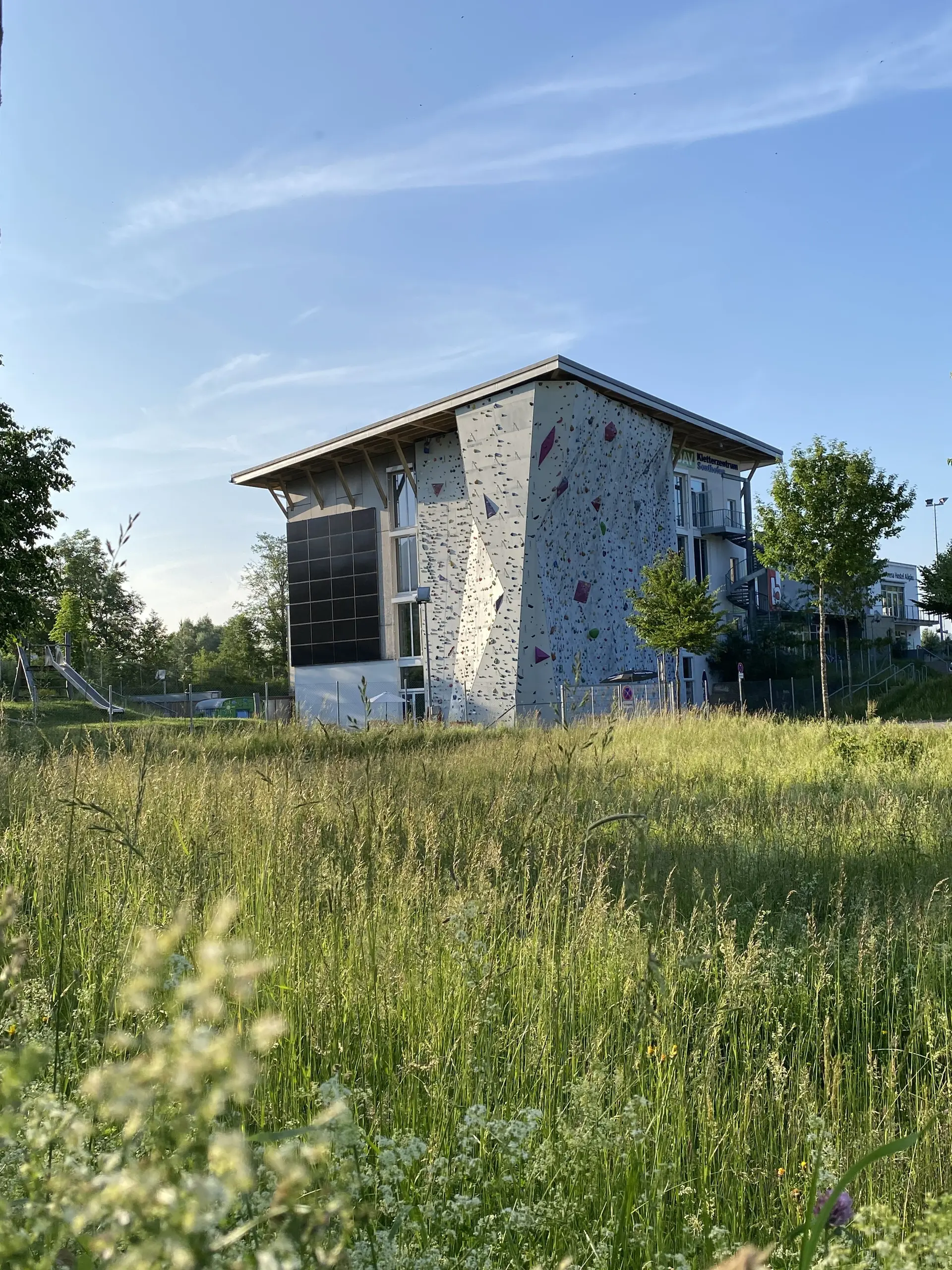 Kletterhalle Außenansicht mit Wiese | © DAV Allgäu-Immenstadt