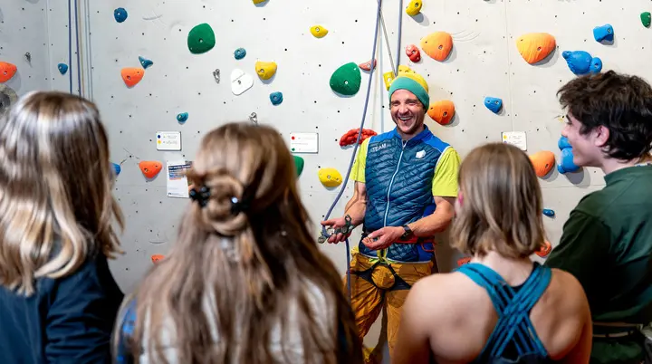 Kurs mit Trainer mit Sicherunsgerät in der Hand | © Vinzent Weinbeer
