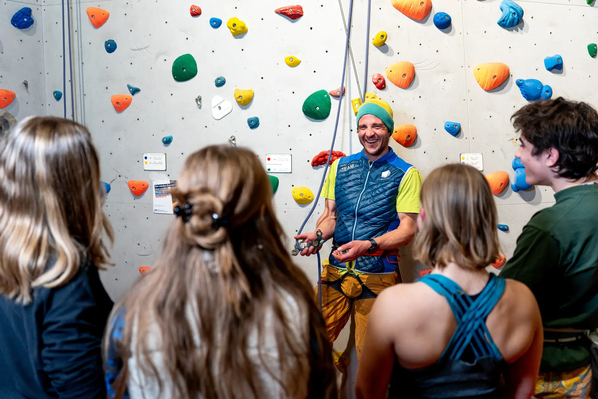 Kurs mit Trainer mit Sicherunsgerät in der Hand | © Vinzent Weinbeer