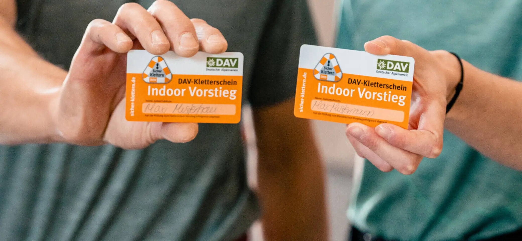 Zwei Persnen halten ihren Mitgliedsausweis in die Kamera | © DAV/Marisa Koch